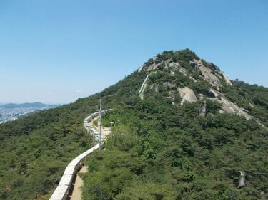 ソウル都心にある標高338.2メートルの仁王山に登ってみる。写真撮影は