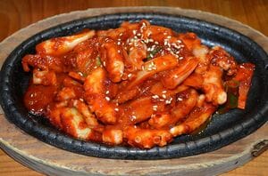 Netflix『隣の国のグルメイト』で歌手ソン・シギョンが松重豊を案内したソウル江南の人気店「日本人旅行者に喜ばれるもてなし料理」とは？【韓流談義fromソウル】の画像