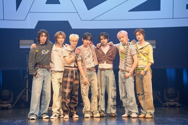 『DREAM STAGE』から誕生した日韓タイ7人組NAZEが日本で初ショーケース披露！メンバーは「めっちゃワクワク」、ゆるキャラ「ちぃたん☆」も登場〈レポート〉の画像