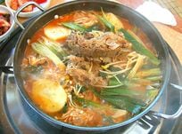 食通のバラード歌手ソン・シギョンが推す庶民派料理の代表格カムジャタンとは？『孤独のグルメ』松重豊も絶賛した奥深い鍋料理【韓流談義fromソウル】