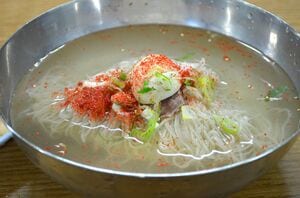 『タッカンジョン』『恋愛体質』に登場する「平壌冷麺」はどんな料理?〈前編〉澄んだスープの中に肉の香り、癖になる美味しさ!【韓流談義fromソウル】の画像