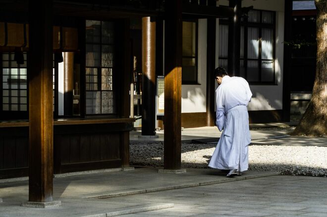 境内を掃除する神職