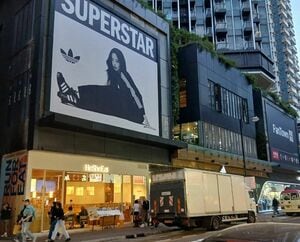 「2025 MAMA」香港開催で発見！存在感を見せるKコンテンツ、BLACKPINKジェニー、IU、BABYMONSTER…有名ブランドアンバサダーが繁華街や空港を彩る〈レポート〉の画像