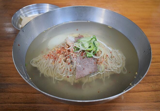 Netflix『隣の国のグルメイト』韓国編、ソン・シギョンと松重豊がソウルで食べた「平壌冷麺」はどんな食べ物？美味しい店の選び方は？【韓国グルメ】の画像