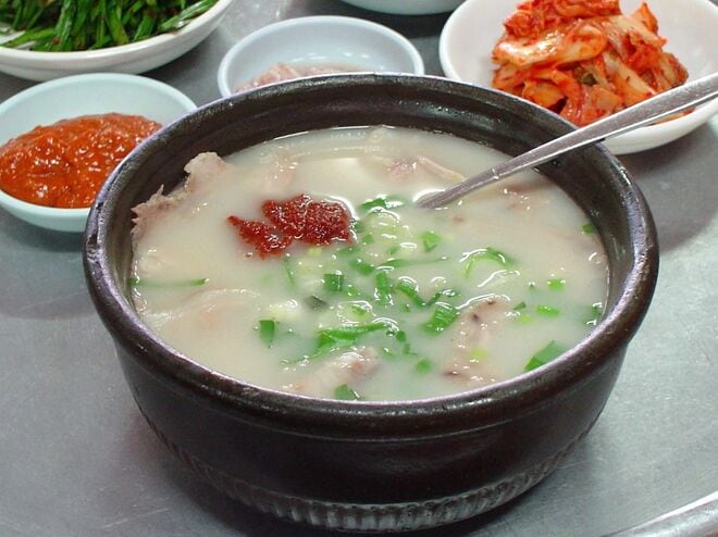 Netflix『隣の国のグルメイト』でソン・シギョンと松重豊が食べた釜山名物「テジクッパ」の謎、ルーツはどこから？【韓流談義fromソウル】の画像