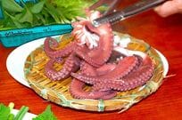 日本でも活躍した韓国プロ野球界のスター“ミスター釜山”イ・デホがグルメ案内人！『隣の国のグルメイト』釜山編に登場した豚の茹で肉、プルコギ、タコの丸茹で【韓流談義fromソウル】