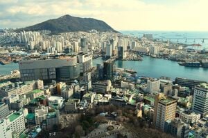 Netflix『貞淑なお仕事』ヨン・ウジンが扮したエリート刑事が追う真相、背景にあった韓国の海外養子縁組「入養」とは？【韓流談義fromソウル】の画像