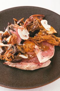 予約で3年待ち!エゾ雷鳥を使った伝説のジビエ料理に感涙!自らも狩猟免許を持ち、ジビエの解体場並びに食肉製品製造の工場を作ったこだわりのオーナーが提供する究極のフレンチレストラン「マノワ」【ジビエにこだわる店が至極の一品を紹介!東京特選ジビエ8軒「渾身のひと皿」vol.4】