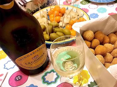 コロナ禍以前は 大人数で一緒にご飯を食べる ことはごくごく当たり前の習慣だったイタリア 日常を取り戻した今 ローマの自宅で2年ぶりのホームパーティを開いてみたら ブーツの国の街角で Vol 96 概要