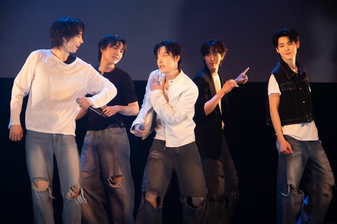 K-POPグループAmbiOが初の日本ショーケース大成功でメンバー涙！デビュー条件はTikTok3万回再生、ファンに「協力お願いします！」〈レポート〉の画像