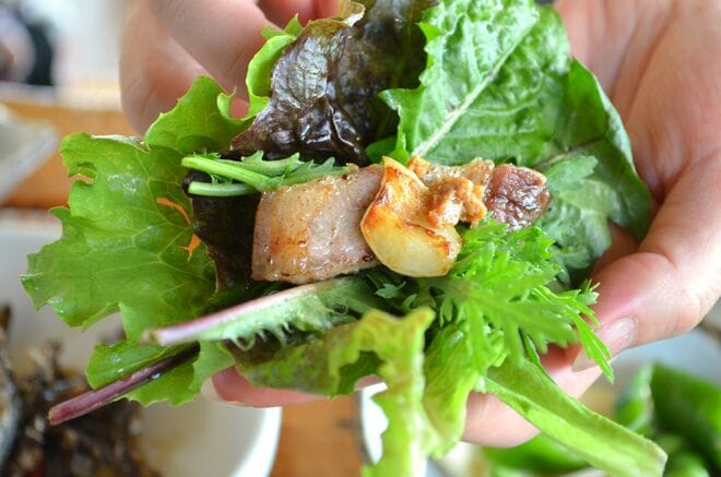 Netflixグルメバラエティ『隣の国のグルメイト』に対する韓国人の疑問、松重豊はなぜソン・シギョンの「あ～ん」を受け入れないの？ 【韓国グルメ】の画像