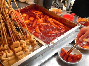 Netflix『隣の国のグルメイト』釜山出張編は「韓国の三大ストリートフード」トッポッキ、スンデ、オデンと多様な餅菓子に舌鼓！【韓流談義fromソウル】の画像