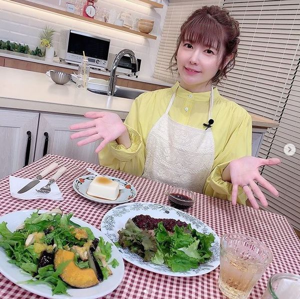 新妻・竹達彩奈の“エプロン&手料理ショット”に「梶さんがうらやましい」
