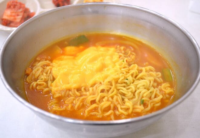 韓国では酔い覚ましに朝ラーメン！Netflix『ブラッドハウンド』『離婚弁護士シン・ソンハン』にも登場した二日酔いの即席ラーメン【チョン・ウンスクの韓流談義fromソウル】　の画像