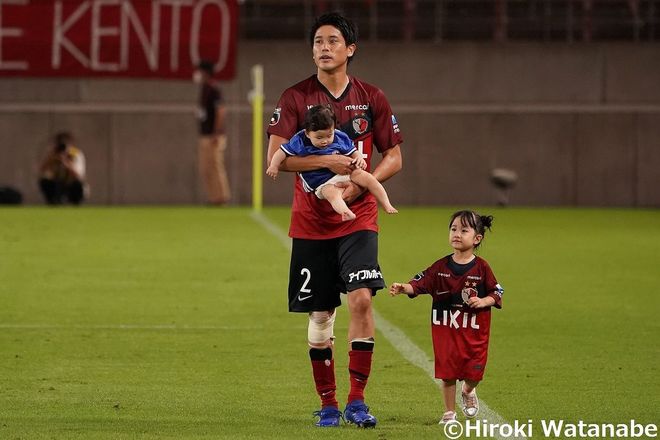 写真 内田篤人 引退会見での 心の名言 奥さんは小中学校のときから ボールを追いかける姿を見守ってくれていた 日本代表 サッカー批評 サッカー批評web