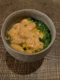 札幌「Japanese Ramen Noodle Lab Q」で滅多にやらない「塩」「醤油」ラーメン連食。夜は余市へ「デスティネーションレストラン2022」選出「余市SAGRA」でイタリアンとワインのペアリングを楽しむ。【料理評論家 山本益博&美穂子「夫婦で行く1泊2食の旅」vol.80 札幌・余市】