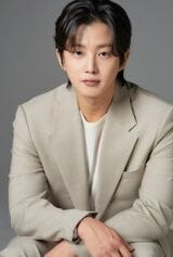 『太陽の末裔』『都会の男女の恋愛法』のキム・ミンソクが最新作でミリタリーオタクのトップアイドルに？！独自の色を持つ演技派の素顔に迫る〈独占インタビュー・前編〉