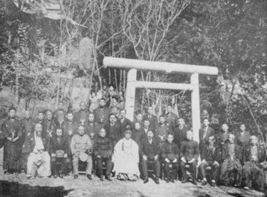 天皇家の歴史は2000億年！初代天皇は宇宙から飛来？戦前の軍人