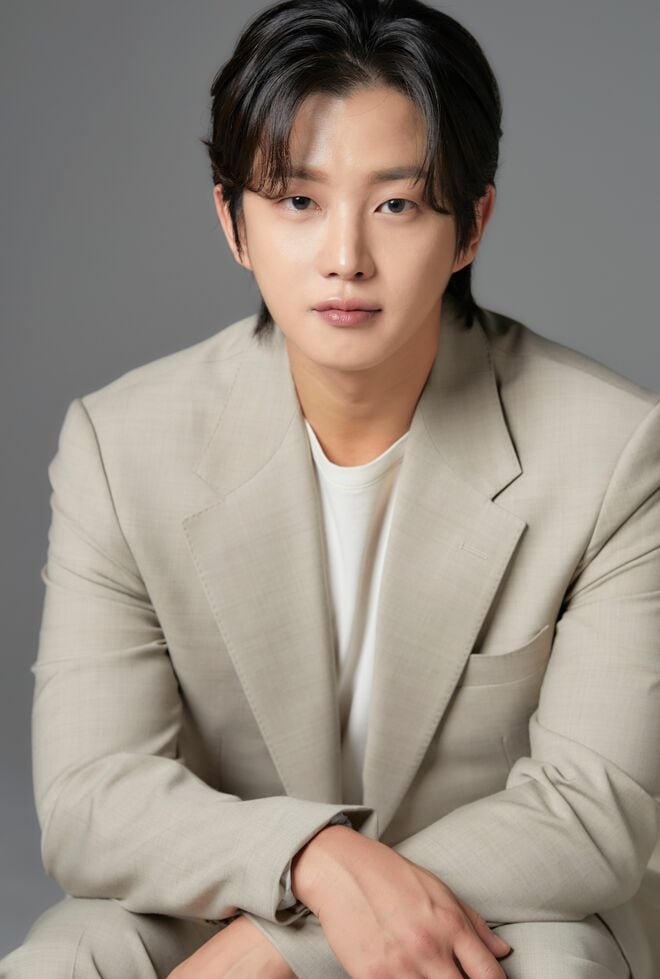 『太陽の末裔』『都会の男女の恋愛法』のキム・ミンソクが最新作でミリタリーオタクのトップアイドルに？！独自の色を持つ演技派の素顔に迫る〈独占インタビュー・前編〉の画像