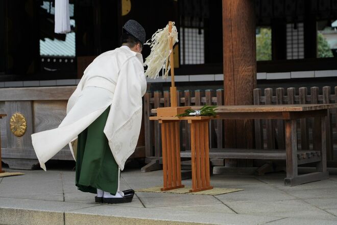 神社で拝礼中の神職