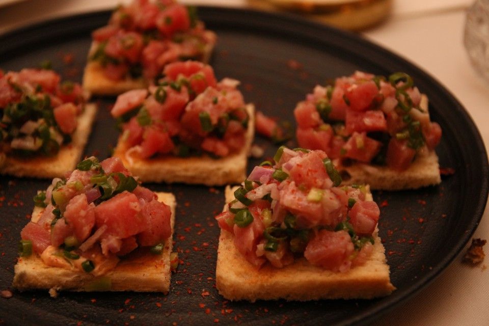 マグロとトマトのブルスケッタ タヒーニソース 世界のレシピ イスラエル サラーム海上 概要 マグロとトマトのブルスケッタ タヒーニソース 世界のレシピ イスラエル サラーム海上 概要