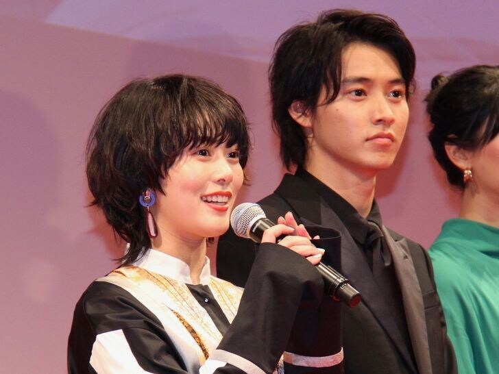 高畑充希(左)と山崎賢人