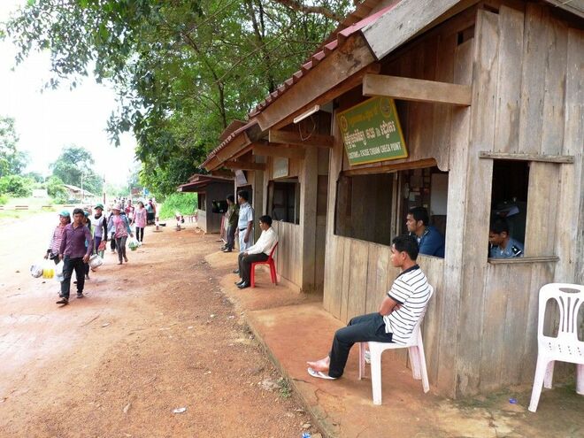画像 写真 タイ カンボジア国境 チョンサンガム 室橋裕和 越えて国境 迷ってアジア 17 世界遺産を見るよりも興奮する 伸び放題の野草に飲み込まれそうな稀代の殺戮者ポル ポトの墓 ｄｉｙ感たっぷりのオール木造のイミグレーション し しぶい