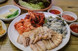 冬が旬のカキ料理、韓国料理のクルポッサムとは？生ガキと茹で豚肉をどう食べる？【韓国の個人旅行ガイド】下川裕治の画像