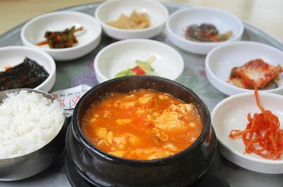 Netflix『隣の国のグルメイト』でバラード歌手ソン・シギョンが世界的大ヒットドラマ『ウェンズデー』主演女優に食べさせた韓国の豆腐料理とは？【韓流談義fromソウル】