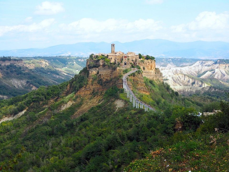 田島麻美 ブーツの国の街角で 71 チヴィタ ディ バーニョレージョ 住民わずか16人 死にゆく村 と呼ばれた丘上の過疎の村が人気の観光スポットに 理由は日本のあのアニメ イタリアの 天空の城 にはいったい何