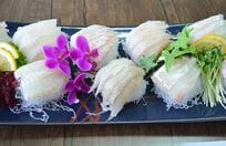 Netflix『隣の国のグルメイト』水産市場編、刺身に合わせ味噌をつけてサンチュで巻いて食べる韓国式刺身の衝撃！『孤独のグルメ』松重豊も絶句!?【韓国グルメ】