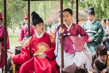物語設定が奇想天外な『哲仁王后』シン・ヘソンが熱演する王妃のぶっ
