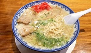 かしわおにぎりを麺つゆにひたす!?Netflix『隣の国のグルメイト』歌手ソン・シギョンが感動した博多うどんの流儀と、松重豊がとった意外な行動【韓流談義fromソウル】の画像