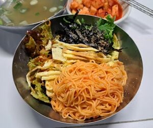 Netflix『終末のフール』で惑星が地球に衝突する前、ハルモニが食べたがった麺料理「ピビムククス」はどんな食べ物？【韓流談義fromソウル】の画像