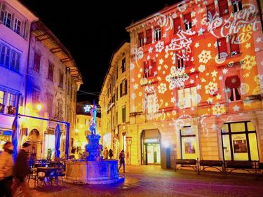 美しすぎるイタリアの小さな街のクリスマス イルミネーション イタリアのクリスマス マーケットはしご旅で トレント から ロヴェレート へ トレンティーノのx Masマーケット巡り 後編 ブーツの国の街角で Vol 75 田島麻美 概要