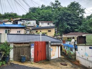 Netflix『涙の女王』財閥ヒロイン叔母に好かれる純朴な村人、『愛の不時着』 “耳野郎” 演じたキム・ヨンミンはどんな俳優？【韓流談義fromソウル】の画像