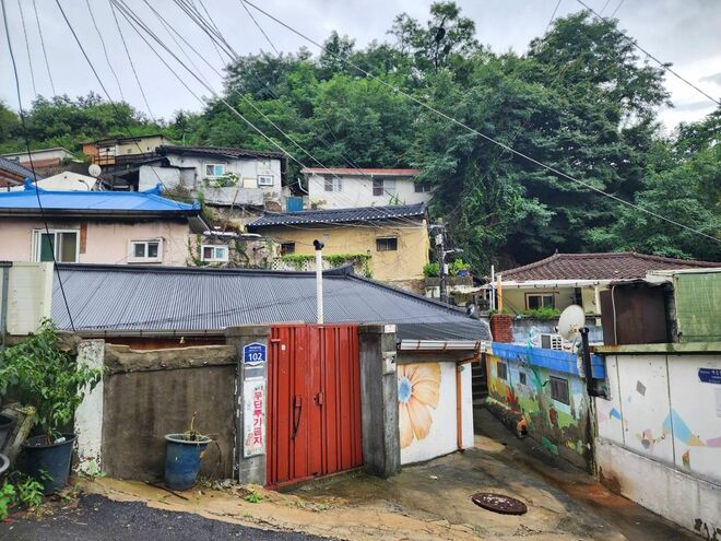 Netflix『涙の女王』財閥ヒロイン叔母に好かれる純朴な村人、『愛の不時着』 “耳野郎” 演じたキム・ヨンミンはどんな俳優？【韓流談義fromソウル】の画像