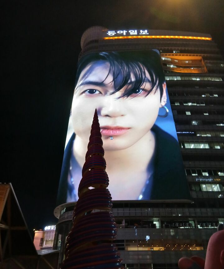 BTSカムバック公演に海外ファンも感涙！ソウル光化門広場にARMY4万人が集結、当日の街の様子は？〈現地レポート〉