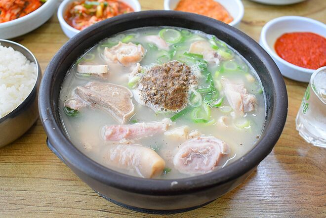 スンデクッなのにスンデ（腸詰）なし!?Netflix『隣の国のグルメイト』とんこつスープ韓国編で歌手ソン・シギョンが松重豊を案内した食堂の謎【韓国グルメ】の画像