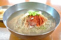 日韓グルメバラエティNetflix『隣の国のグルメイト』シーズン1～4の魅力を振り返る！ソン・シギョンと松重豊の「あ～ん」をめぐる攻防は？【韓国グルメ】