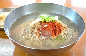 日韓グルメバラエティNetflix『隣の国のグルメイト』シーズン1～4の魅力を振り返る！ソン・シギョンと松重豊の「あ～ん」をめぐる攻防は？【韓国グルメ】の画像