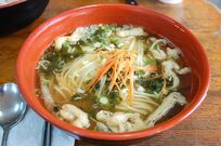 韓国と日本の「うどん」はどう違う?Netflix『隣の国のグルメイト』11話で歌手ソン・シギョンが魅了された味、松重豊が愛する博多うどん【韓流談義fromソウル】