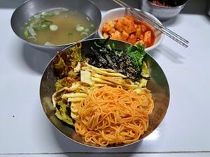 釜山でランチに行くならどこがいい？70年代風のローカルなフードコート、穴場の駅ナカ店、テジクッパの人気店〈中央洞、釜山駅、凡一洞エリア編〉の画像