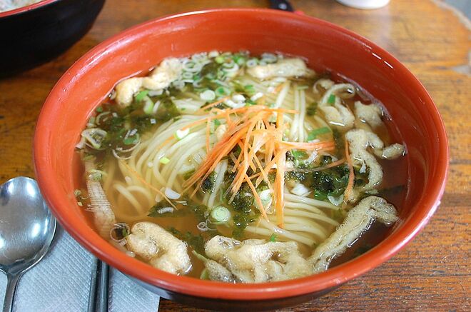 韓国と日本の「うどん」はどう違う？Netflix『隣の国のグルメイト』11話で歌手ソン・シギョンが魅了された味、松重豊が愛する博多うどん【韓流談義fromソウル】の画像