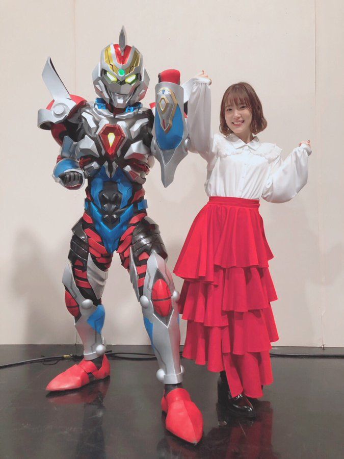 声優・内田真礼、生アフレコで「あーん」! ヒーローとのツーショットに満面笑顔