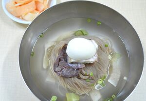 拍子抜けするほどの薄味が魅力！韓国人の味覚を変える!?『タッカンジョン』『恋愛体質』に登場する「平壌冷麺」はどんな料理？〈後編〉【韓流談義fromソウル】の画像