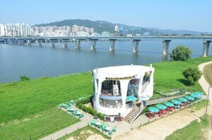 韓国人はなぜ屋外で飲食するのが好きなのか？Netflix『隣の国のグルメイト』でソン・シギョンと松重豊が楽しんだ「漢江ラーメン」【韓流談義fromソウル】の画像