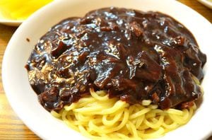 韓国ドラマNetflix『ウ・ヨンウ弁護士は天才肌』済州島のコギククス他、ドラマや映画に出てきた忘れられない麺料理3選！【チョン・ウンスクの韓流談義fromソウル】の画像