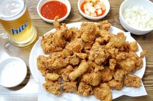 韓国人が大好きなフライドチキン、Netflix『隣の国のグルメイト』でソン・シギョンと松重豊が嬉々として食べた「トンタク」とは？【韓流談義fromソウル】の画像