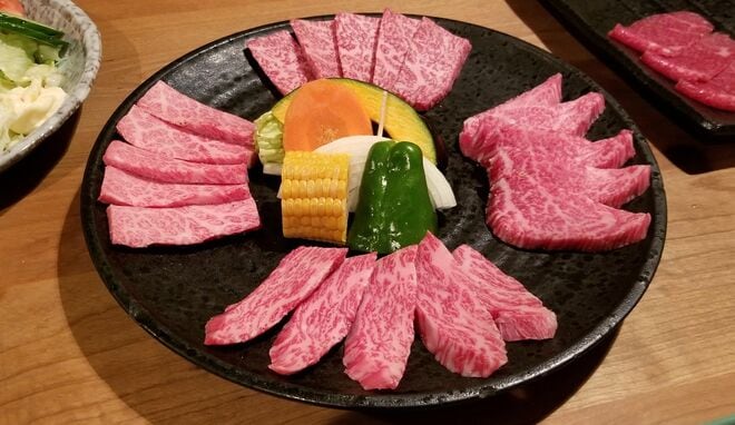 日本と韓国の焼肉はこんなに違う！『孤独のグルメ』松重豊＆人気歌手ソン・シギョンのグルメ番組『隣の国のグルメイト』「伝説の焼肉」見どころは？【韓流談義fromソウル】の画像